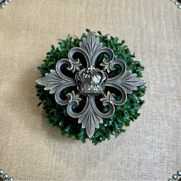 Fleur de Lis Crown Magnetic Lampshade Enhancer - Picture 7 of 12